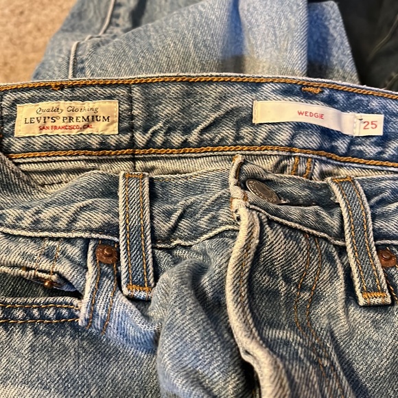 Levis Wedgie Jean High Rise Premium Denim Light Wash Slim Raw Hem Tapered Fit 25 - Picture 5 of 9